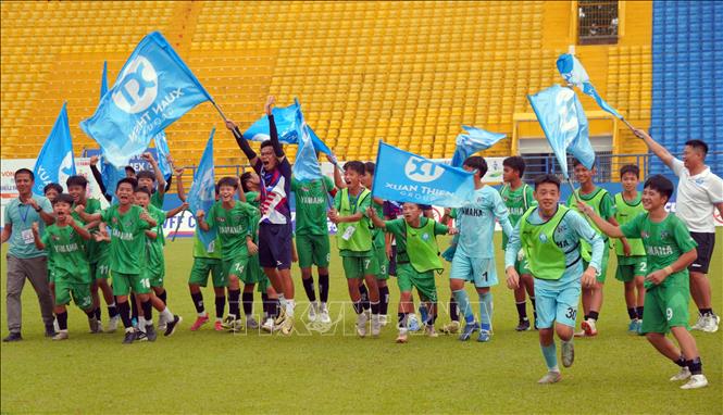 Các cầu thủ U13 Nam Định ăn mừng chiến thắng. Ảnh: Trung Tuyến - TTXVN