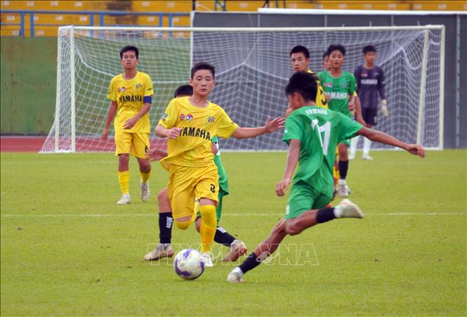Trận thi đấu giữa U13 Sông Lam Nghệ An (áo vàng) và U13 Nam Định (áo xanh) với kết quả chung cuộc 3-2 nghiêng về U13 Nam Định. Ảnh: Trung Tuyến - TTXVN