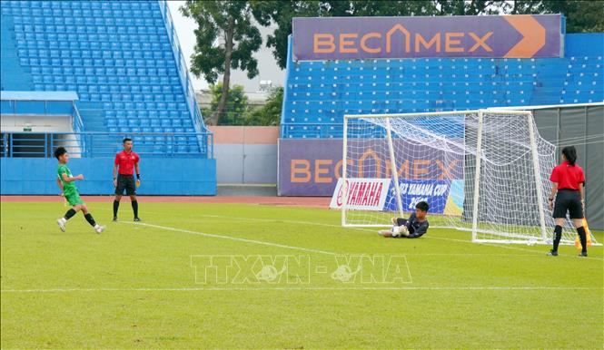 Thủ môn U13 Sông Lam Nghệ An cản được cú sút của cầu thủ U13 Nam Định. Ảnh: Trung Tuyến - TTXVN