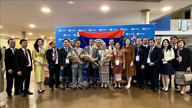 Đoàn Việt Nam chúc mừng đoàn Lào sau khi UNESCO chính thức phê duyệt điều chỉnh ranh giới của Di sản Thiên nhiên Thế giới giữa hai quốc gia Lào và Việt Nam. Ảnh: Thu Hà - PV TTXVN tại Pháp