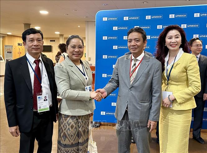 Đoàn Việt Nam chúc mừng đoàn Lào sau khi UNESCO chính thức phê duyệt điều chỉnh ranh giới của Di sản Thiên nhiên Thế giới giữa hai quốc gia Lào và Việt Nam. Ảnh: Thu Hà - PV TTXVN tại Pháp

