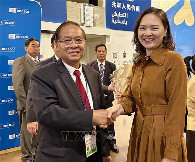 Đoàn Việt Nam chúc mừng đoàn Lào sau khi UNESCO chính thức phê duyệt điều chỉnh ranh giới của Di sản Thiên nhiên Thế giới giữa hai quốc gia Lào và Việt Nam. Ảnh: Thu Hà - PV TTXVN tại Pháp
