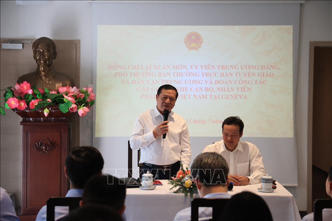 Đồng chí Lại Xuân Môn trao đổi với cán bộ, nhân viên Phái đoàn Việt Nam thường trực tại Geneva. Ảnh: Anh Hiển - PV TTXVN tại Thụy Sĩ 