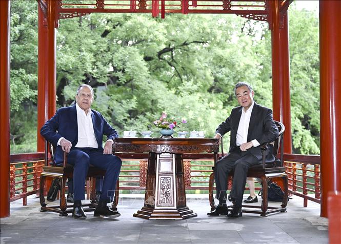 Bộ trưởng Ngoại giao Trung Quốc Vương Nghị (phải) và người đồng cấp Nga Sergey Lavrov trong cuộc gặp tại thủ đô Bắc Kinh, ngày 13/7/2025. Ảnh: THX/TTXVN