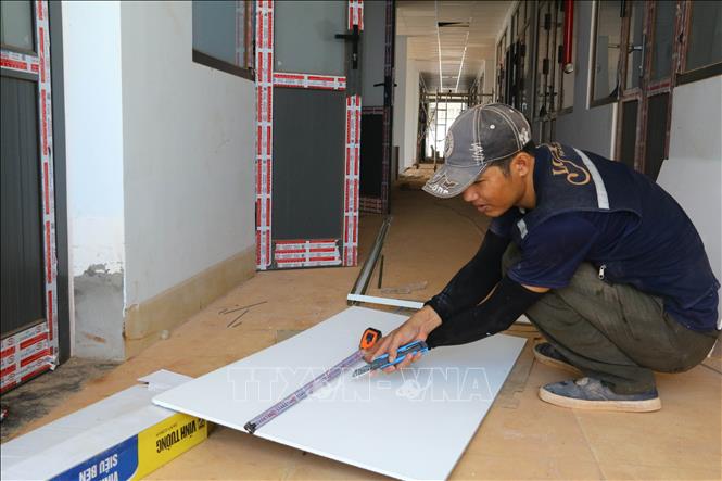 Hoàn thiện những phần việc cuối cùng tại trụ sở đại diện Cảng vụ hàng không miền Nam tại sân bay Long Thành. Ảnh: Công Phong - TTXVN