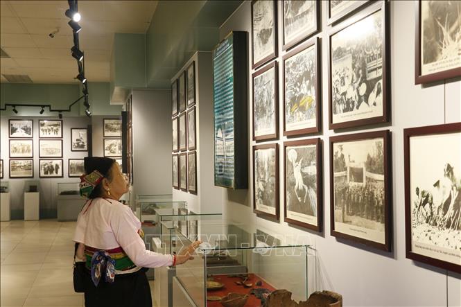 An ethnic woman visits Binh Phuoc museum. VNA Photo: K GỬIH
