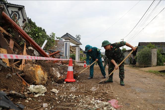 Lực lượng Bộ đội thu dọn đống đổ nát nhằm đảm bảo giao thông. Ảnh: Tuấn Anh - TTXVN