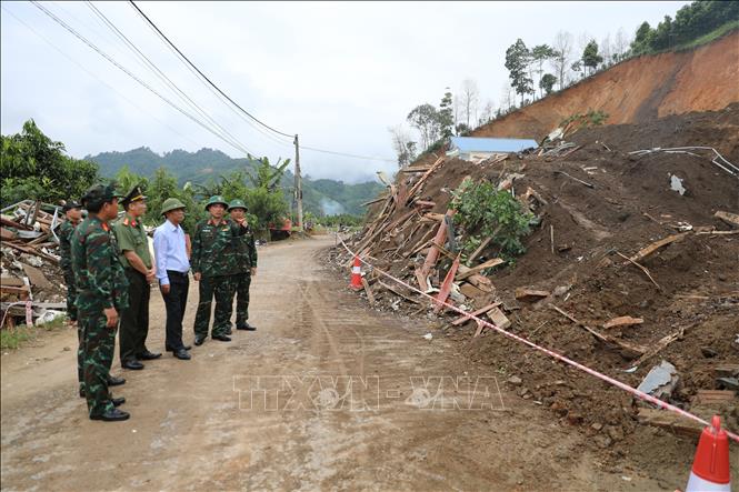 Lãnh đạo Sở Nông nghiệp và Môi trường tỉnh, Công an tỉnh và Bộ Chỉ huy quân sự tỉnh Lào Cai kiểm tra hiện trường vụ sạt lở. Ảnh: Tuấn Anh - TTXVN