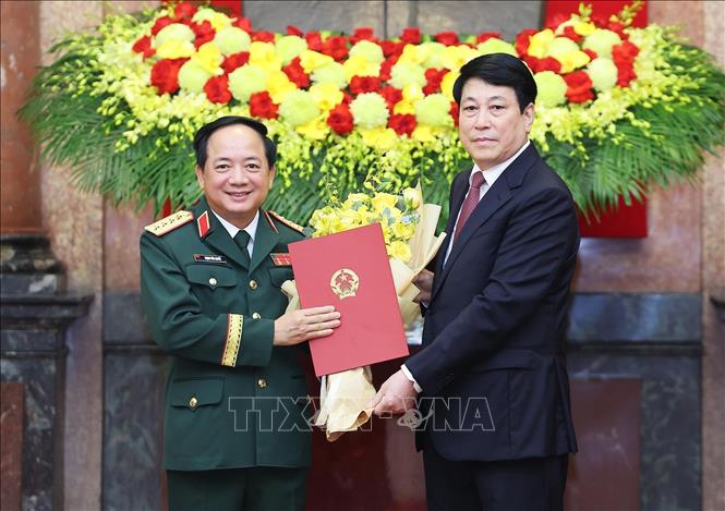 Chủ tịch nước Lương Cường trao Quyết định thăng quân hàm từ Thượng tướng lên Đại tướng đối với đồng chí Trịnh Văn Quyết, Bí thư Trung ương Đảng, Chủ nhiệm Tổng cục Chính trị Quân đội nhân dân Việt Nam. Ảnh: Lâm Khánh – TTXVN