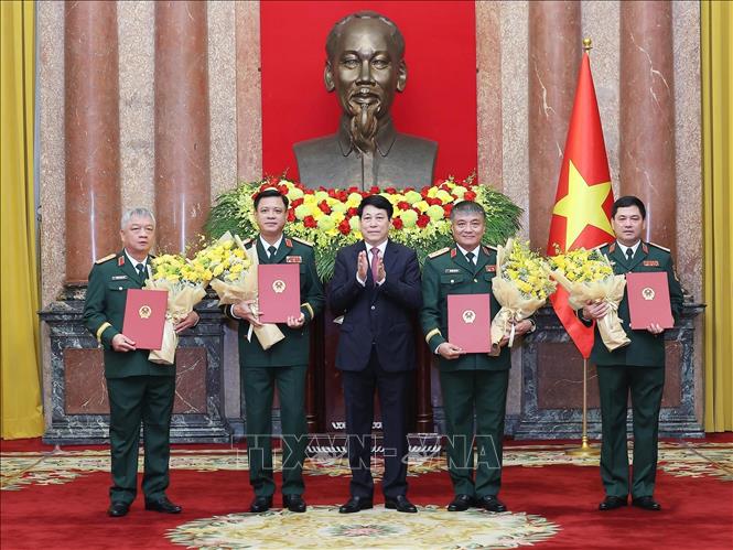 Chủ tịch nước Lương Cường trao Quyết định thăng quân hàm từ Trung tướng lên Thượng tướng đối với các đồng chí Uỷ viên Trung ương Đảng, Uỷ viên Quân uỷ Trung ương: Nguyễn Hồng Thái, Thứ trưởng Bộ Quốc phòng; Nguyễn Văn Hiền, Thứ trưởng Bộ Quốc phòng; Nguyễn Trường Thắng, Thứ trưởng Bộ Quốc phòng; Nguyễn Quang Ngọc, Phó Tổng Tham mưu trưởng Quân đội nhân dân Việt Nam. Ảnh: Lâm Khánh – TTXVN