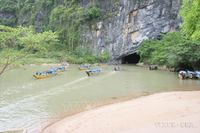 Đường vào động Phong Nha. Ảnh: Huy Hùng - TTXVN