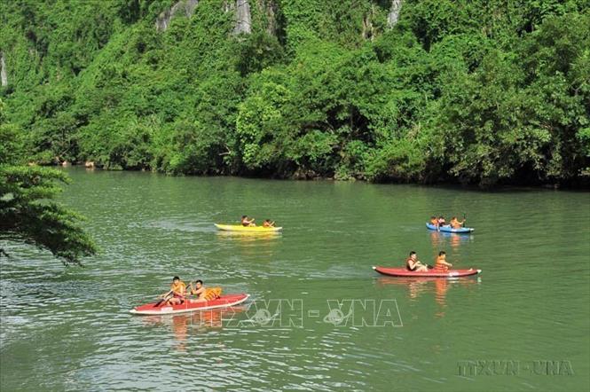 Du khách bơi thuyền khám phá vẻ đẹp trên sông Chày tại Vườn Quốc gia Phong Nha - Kẻ Bàng. Ảnh: Minh Đức - TTXVN