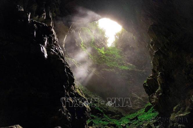 Hố sụt Ác Mộng sâu 250m, bên trong có dòng sông ngầm bí ẩn, thuộc hệ thống hang Hung Thoòng (Vườn Quốc gia Phong Nha – Kẻ Bàng). Ảnh: TTXVN phát