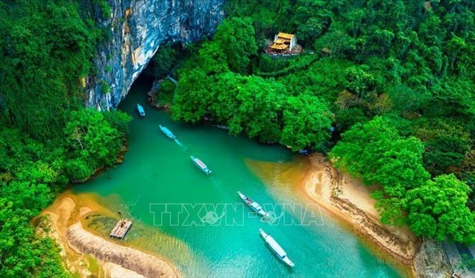 Những chiếc thuyền tại Bến thuyền Du lịch Phong Nha đưa du khách vào tham quan động Phong Nha. Ảnh: TTXVN phát
