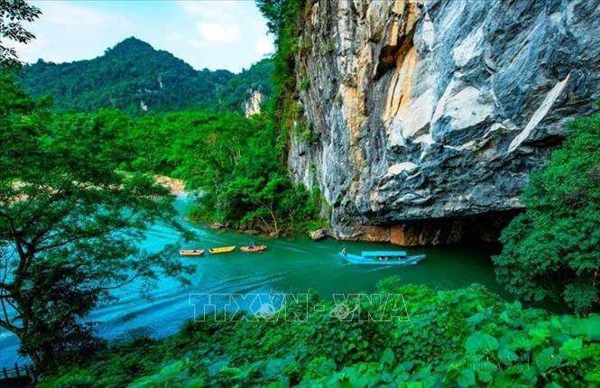 Cảnh vật bên ngoài cửa động Phong Nha (Vườn Quốc gia Phong Nha – Kẻ Bàng) đẹp như một bức tranh. Ảnh: TTXVN phát