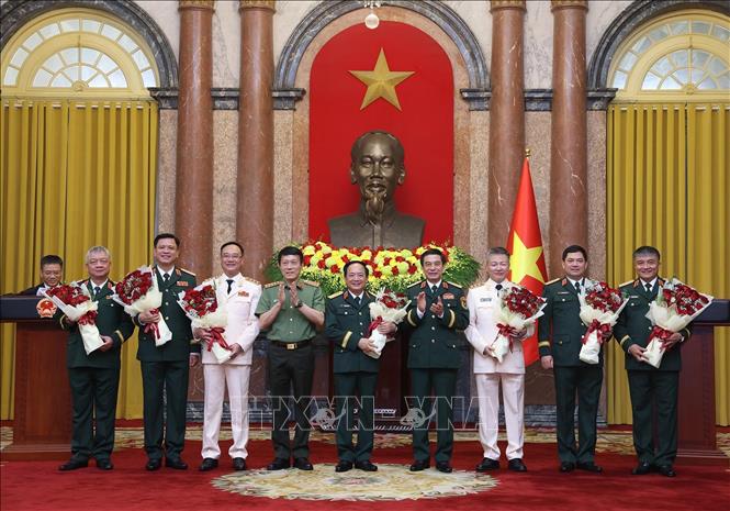 Đại tướng Phan Văn Giang, Bộ trưởng Bộ Quốc phòng và Đại tướng Lương Tam Quang, Bộ trưởng Bộ Công an chúc mừng các Đại tướng và Thượng tướng được thăng quân hàm, cấp bậc hàm. Ảnh: Lâm Khánh – TTXVN