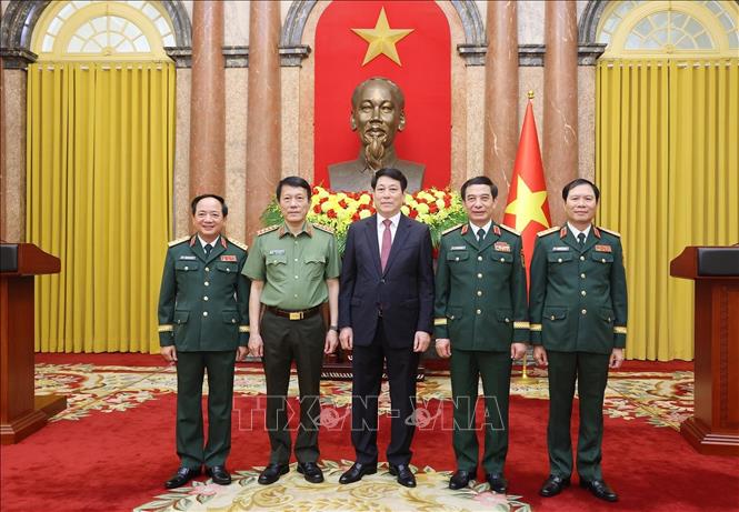 Chủ tịch nước Lương Cường với các đồng chí Đại tướng - lãnh đạo Bộ Quốc phòng và Bộ Công an. Ảnh: Lâm Khánh – TTXVN