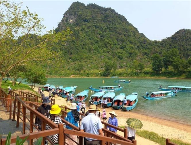 Khách du lịch đến với Quảng Bình và khám phá, trải nghiệm các tuyến du lịch ở Phong Nha – Kẻ Bàng. Ảnh: Đức Thọ - TTXVN