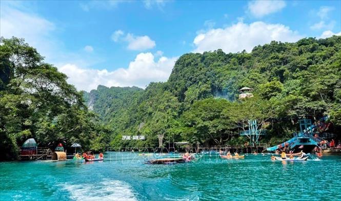 Du khách trải nghiệm nhiều trò chơi tại các điểm du lịch ở Phong Nha – Kẻ Bàng. Ảnh: Võ Dung - TTXVN
