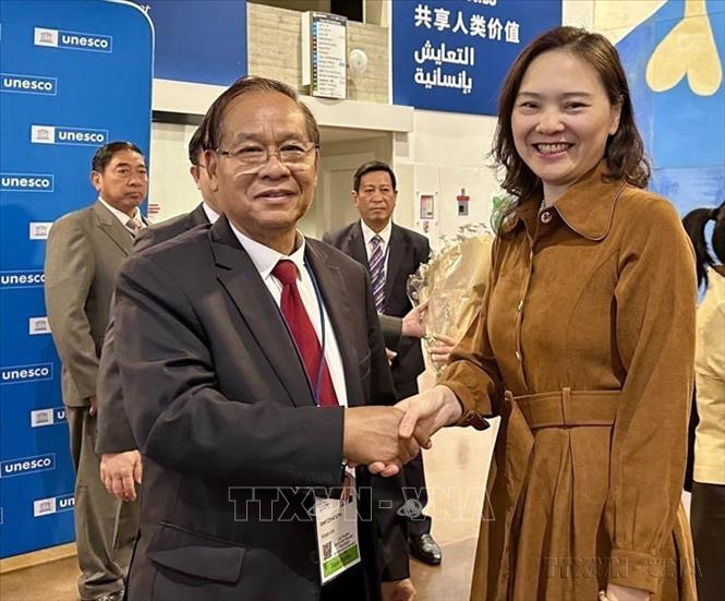 Đoàn Việt Nam chúc mừng đoàn Lào sau khi UNESCO chính thức phê duyệt điều chỉnh ranh giới của Di sản Thiên nhiên Thế giới giữa hai quốc gia Lào và Việt Nam (Paris, 13/7/2025). Ảnh: Thu Hà - TTXVN