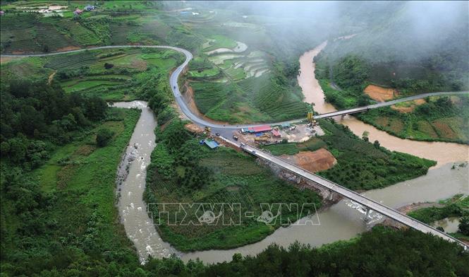 Cầu bắc qua suối thuộc xã Bình Lư, tỉnh Lai Châu đang được khẩn trương thi công, phấn đấu xong trước mùa mưa năm nay. Ảnh: Quốc Khánh - TTXVN
