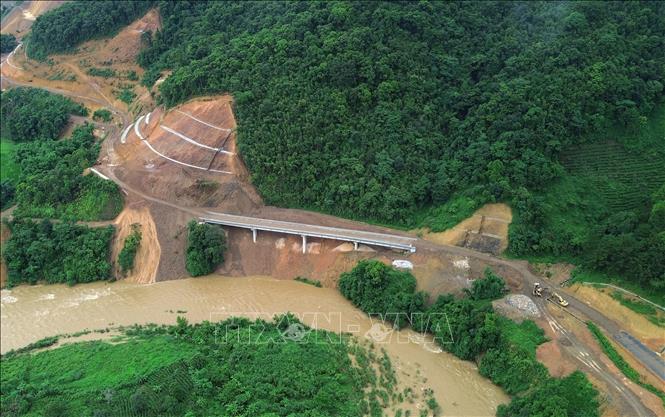 Nhà thầu khẩn trương thi công đoạn qua xã Bình Lư, Lai Châu. Ảnh: Quốc Khánh - TTXVN