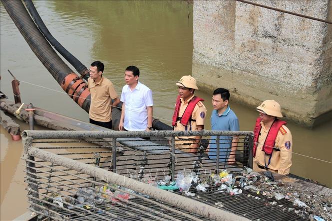 Đại tá Phan Văn Lý (thứ 2, từ trái sang), Phó Giám đốc, Thủ trưởng Cơ quan Cảnh sát điều tra Công an tỉnh  Ninh Bình trực tiếp đến hiện trường chỉ đạo điều tra, xử lý vụ việc theo quy định của pháp luật. Ảnh: TTXVN