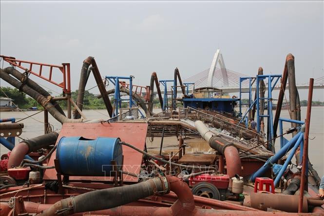 Phương tiện thủy khai thác cát trái phép của các đối tượng trên sông Đào (Ninh Bình). Ảnh: TTXVN