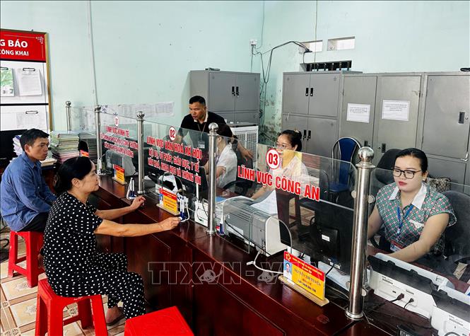 Người dân tới làm thủ tục tại Trung tâm phục vụ hành chính công xã biên giới Minh Tân (Tuyên Quang). Ảnh: Đức Thọ - TTXVN