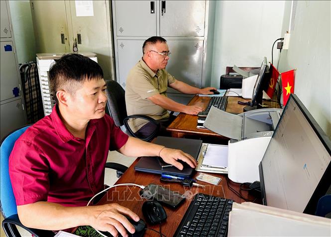 Cán bộ xã Minh Tân (Tuyên Quang) tập trung giải quyết vướng mắc cho người dân khi thực hiện chính quyền địa phương hai cấp. Ảnh: Đức Thọ - TTXVN