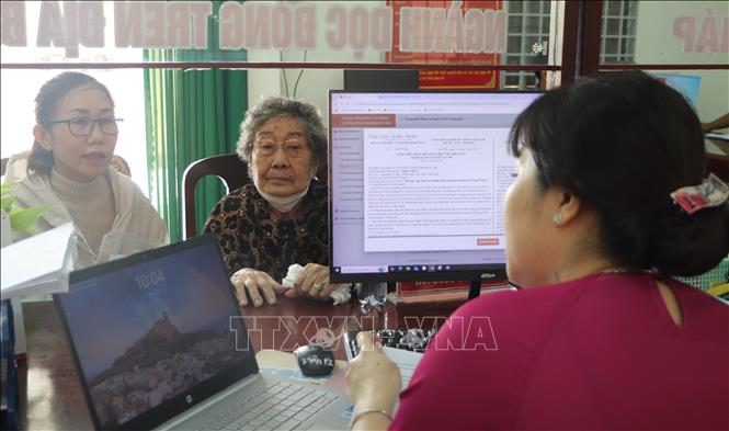 Giải quyết thủ tục hành chính trên môi trường mạng giúp rút ngắn thời gian cho người dân. Ảnh: Hồng Thái - TTXVN