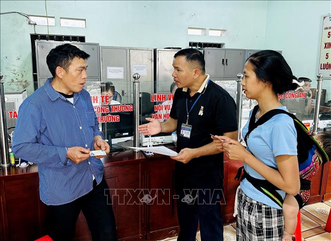 Đẩy mạnh việc giải quyết nhanh gọn thủ tục cho người dân tại Trung tâm phục vụ hành chính công xã biên giới Minh Tân (Tuyên Quang). Ảnh: Đức Thọ - TTXVN