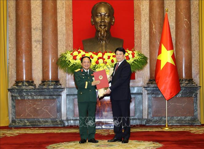 Chủ tịch nước Lương Cường trao Quyết định thăng quân hàm từ Thượng tướng lên Đại tướng đối với đồng chí Trịnh Văn Quyết, Bí thư Trung ương Đảng, Chủ nhiệm Tổng cục Chính trị Quân đội nhân dân Việt Nam. Ảnh: Trọng Đức – TTXVN