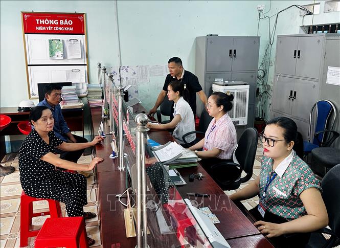 Đẩy mạnh giải quyết nhanh gọn thủ tục cho người dân tại Trung tâm phục vụ hành chính công xã biên giới Minh Tân (Tuyên Quang). Ảnh: Đức Thọ - TTXVN