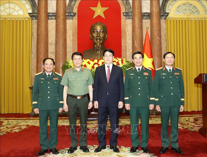 Chủ tịch nước Lương Cường với các đồng chí Đại tướng - lãnh đạo Bộ Quốc phòng và Bộ Công an. Ảnh: Trọng Đức – TTXVN