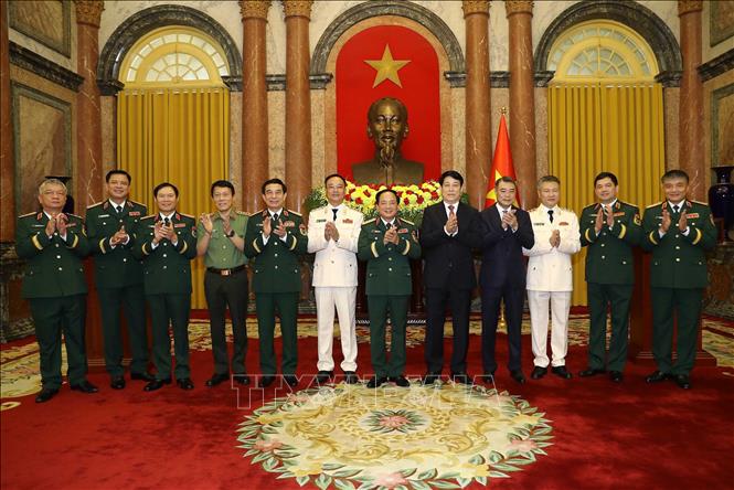 Chủ tịch nước Lương Cường với các đồng chí lãnh đạo Bộ Quốc phòng, Bộ Công an và các đồng chí vừa được phong hàm Thượng tướng. Ảnh: Trọng Đức – TTXVN