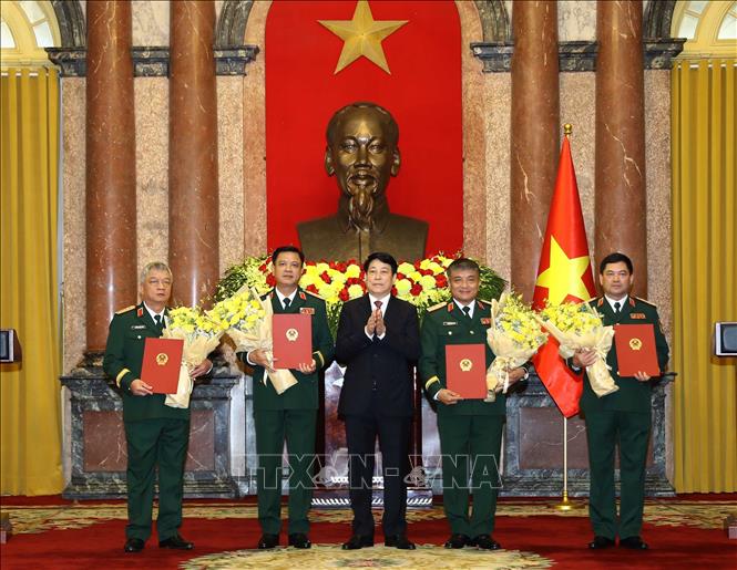 Chủ tịch nước Lương Cường trao Quyết định thăng quân hàm từ Trung tướng lên Thượng tướng đối với các đồng chí Uỷ viên Trung ương Đảng, Uỷ viên Quân uỷ Trung ương: Nguyễn Hồng Thái, Thứ trưởng Bộ Quốc phòng; Nguyễn Văn Hiền, Thứ trưởng Bộ Quốc phòng; Nguyễn Trường Thắng, Thứ trưởng Bộ Quốc phòng; Nguyễn Quang Ngọc, Phó Tổng Tham mưu trưởng Quân đội nhân dân Việt Nam. Ảnh: Trọng Đức – TTXVN