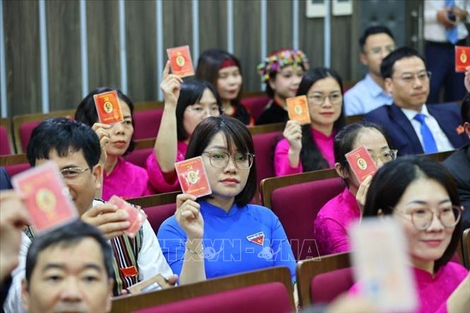 Các đại biểu biểu quyết tại đại hội. Ảnh: Minh Đức – TTXVN

