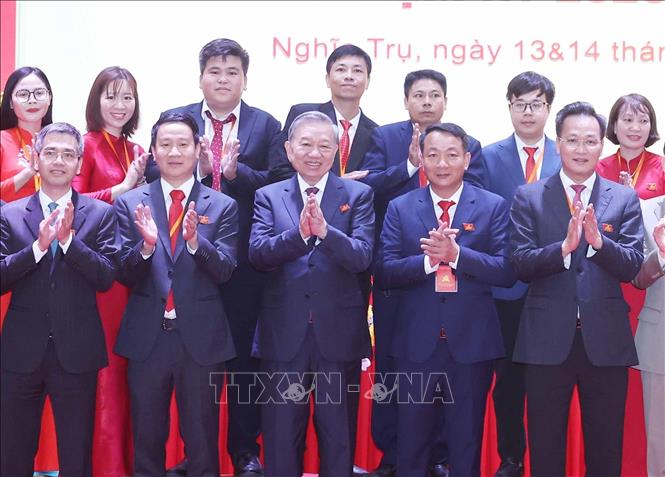Tổng Bí thư Tô Lâm và đại biểu với Ban Chấp hành Đảng bộ xã Nghĩa Trụ khóa I, nhiệm kỳ 2025 - 2030. Ảnh: Thống Nhất – TTXVN