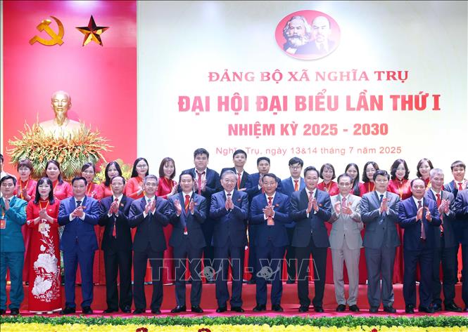 Tổng Bí thư Tô Lâm và đại biểu với Ban Chấp hành Đảng bộ xã Nghĩa Trụ khóa I, nhiệm kỳ 2025 - 2030. Ảnh: Thống Nhất – TTXVN