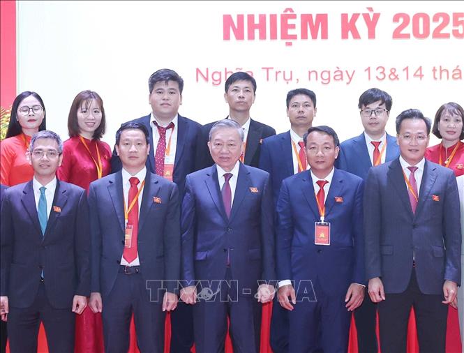 Tổng Bí thư Tô Lâm và đại biểu với Ban Chấp hành Đảng bộ xã Nghĩa Trụ khóa I, nhiệm kỳ 2025 - 2030. Ảnh: Thống Nhất – TTXVN