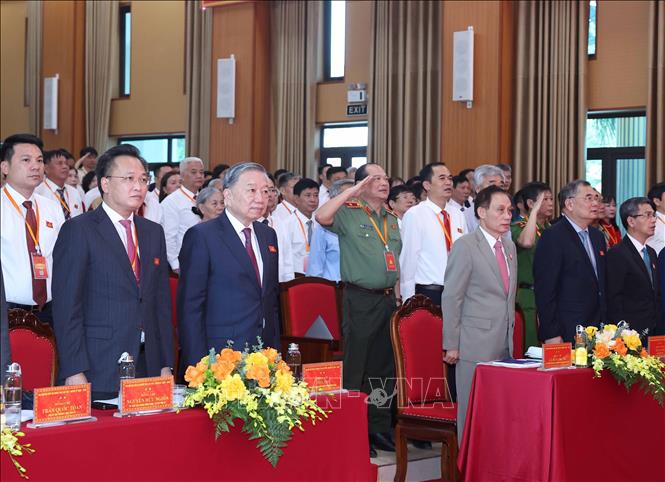 Tổng Bí thư Tô Lâm và các đại biểu thực hiện nghi lễ chào cờ. Ảnh: Thống Nhất – TTXVN