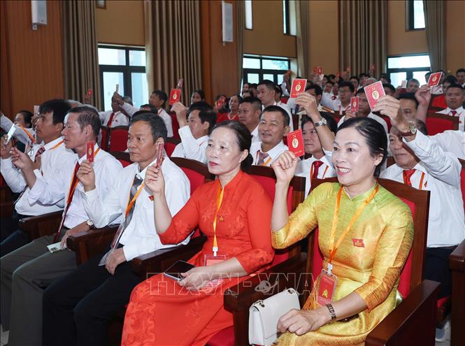 Các đại biểu biểu quyết thông qua dự thảo Nghị quyết đại hội. Ảnh: Thống Nhất – TTXVN