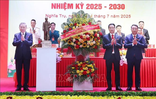 Tổng Bí thư Tô Lâm tặng lẵng hoa chúc mừng Đại hội đại biểu Đảng bộ xã Nghĩa Trụ nhiệm kỳ 2025 - 2030. Ảnh: Thống Nhất – TTXVN
