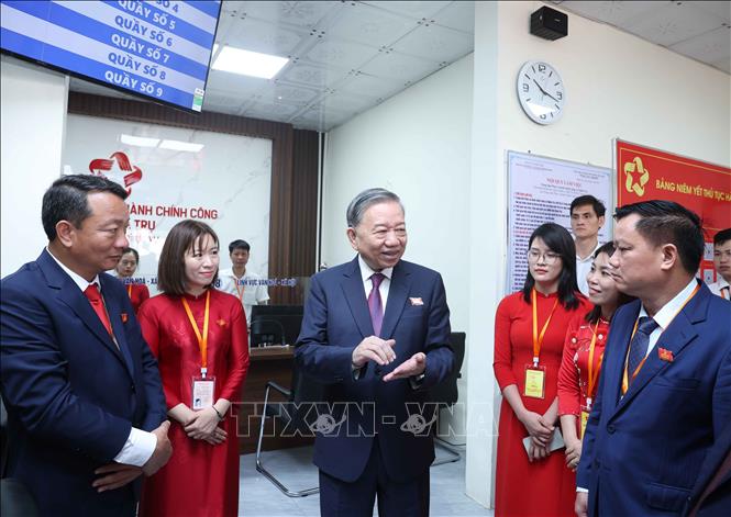 Tổng Bí thư Tô Lâm thăm, kiểm tra Trung tâm Phục vụ hành chính công xã Nghĩa Trụ, tỉnh Hưng Yên. Ảnh: Thống Nhất – TTXVN