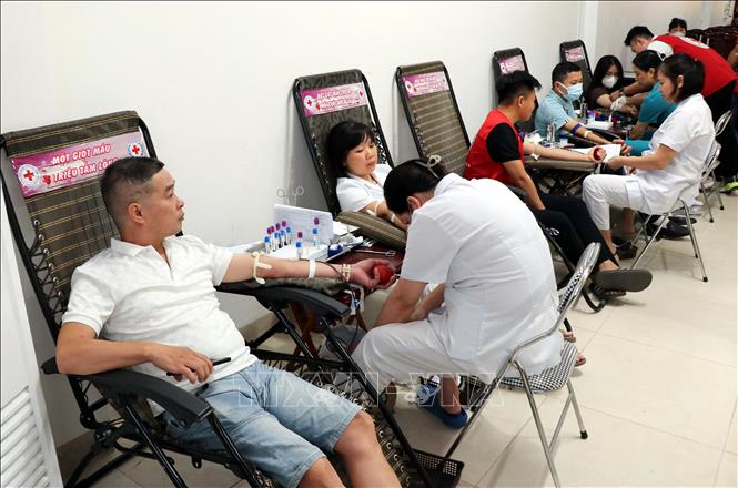 Người dân hiến máu tình nguyện tại Bệnh viện Đa khoa Nam Định, tỉnh Ninh Bình. Ảnh: Nguyễn Lành - TTXVN 