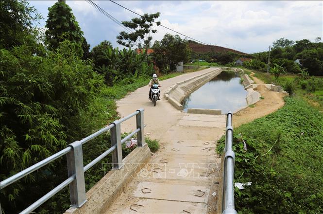 Đầu cây cầu máng khu vực Đồi Tương (phường Hoàng Mai, Nghệ An) không có biển cảnh báo, không có vật che chắn gây nguy hiểm cho người tham gia giao thông. Ảnh: Xuân Tiến-TTXVN