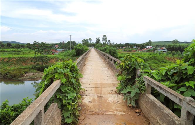 Cây cầu máng ở khu vực Đồi Tương (phường Hoàng Mai, Nghệ An) có chiều dài hơn 50m, chiều rộng lòng cầu hẹp gây khó khăn cho các phương tiện lưu thông qua lại. Ảnh: Xuân Tiến - TTXVN 