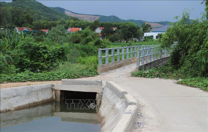 Các đầu cầu của cả 2 cây cầu máng đều không có biển cảnh báo nên rất dễ xảy ra tai nạn rơi xuống máng nước đối với người điều khiển phương tiện khi qua cầu. Ảnh: Xuân Tiến - TTXVN  
