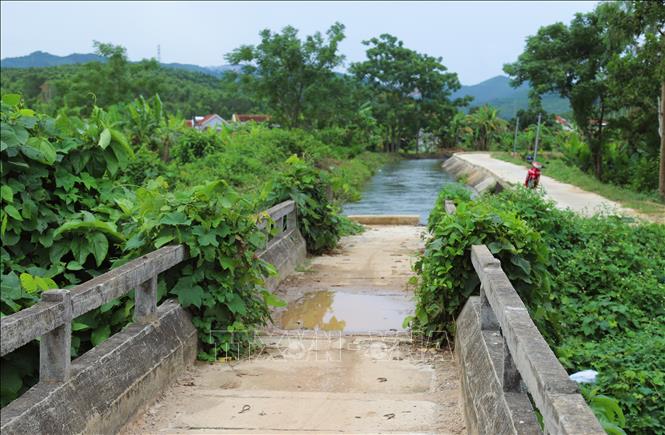 Nguy cơ lao xuống máng nước đối với người điều khiển phương tiện xe máy khi qua cầu máng là rất lớn, nhất là vào ban đêm. Ảnh: Xuân Tiến - TTXVN 